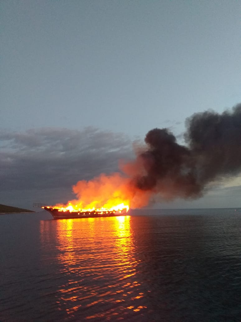 Flakët përfshijnë anijen turistike në Karaburun, ekuipazhi hidhet në det