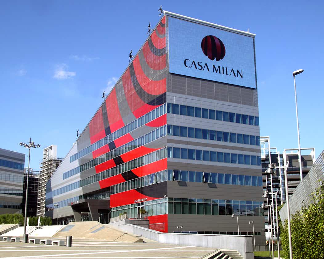 335 miliardë euro pasuri, sheiku zbarkon në Itali për të blerë Milanin