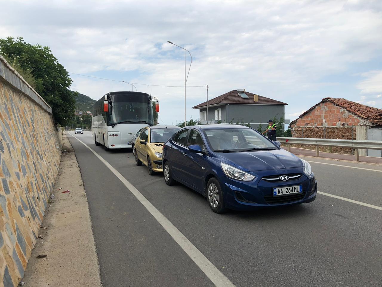 Përplasen tre mjete dhe autobusi i linjës Shqipëri-Greqi, plagoset një fëmijë
