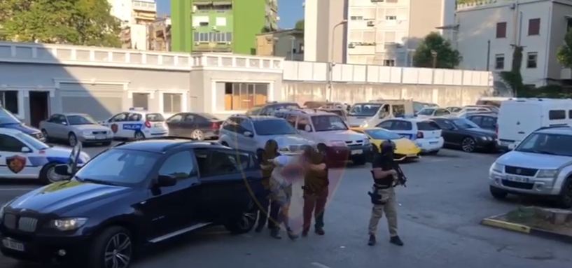 Akuza për ngjarje të rënda kriminale, arrestohen 2 të rinj, njëri kreu i grupit të strukturuar (VIDEO)
