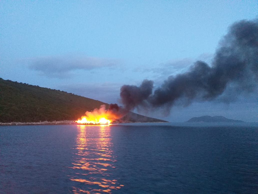 Zjarri shkrumbon anijen në Karaburun, policia: Shpëtuam 5 persona