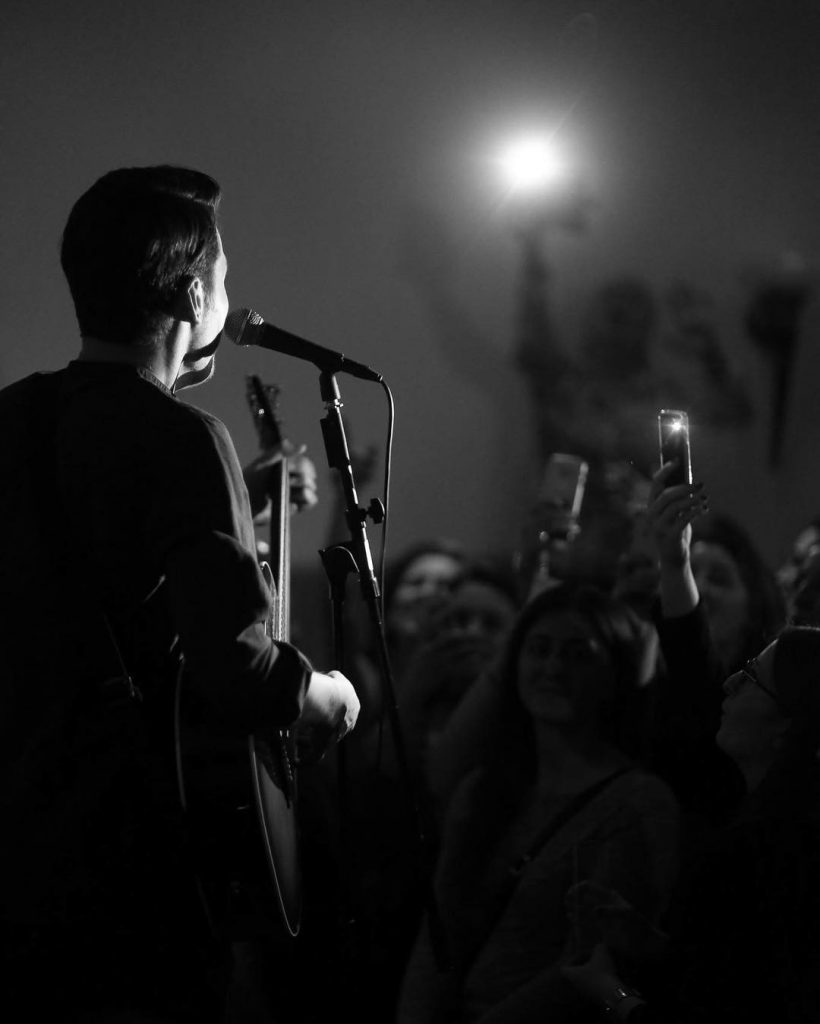 Plas sherri në koncertin e Alban Skënderajt, ndërpritet performanca (VIDEO)