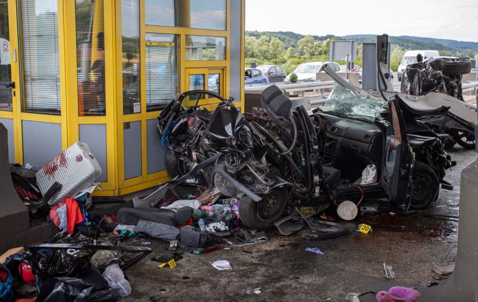 Aksident i tmerrshëm në kufi/ BMW-ja me shpejtësi rrufe merr para makinën (FOTO+VIDEO)