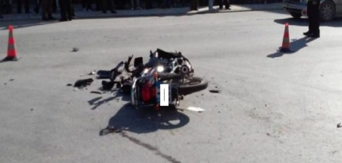 Makina përplas motoçikletën, plagoset një person