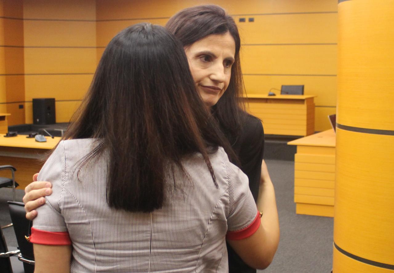 Kandidatja për SPAK kalon Vettingun, shpërthejnë në lot gëzimi familjarët