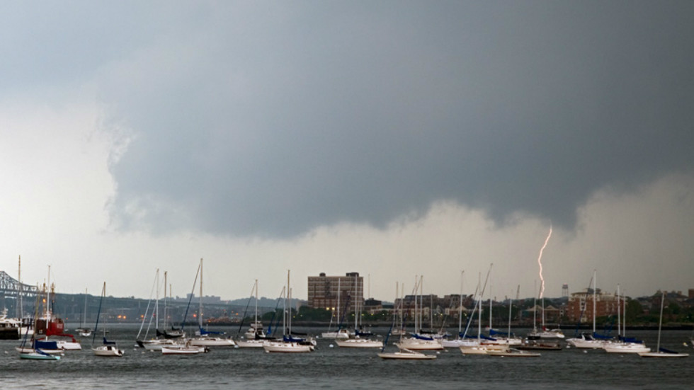 E frikshme/ Rrufeja ndan në dysh varkën me vela (VIDEO)