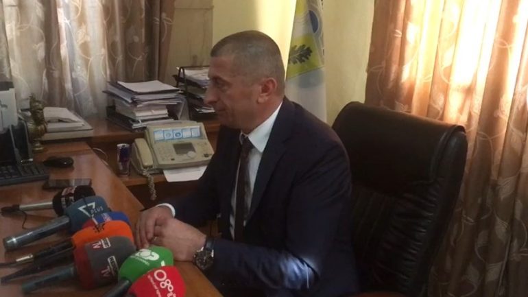 Shpërthehet dera e bashkisë Devoll, kryebashkiaku i ri hyn në zyrë