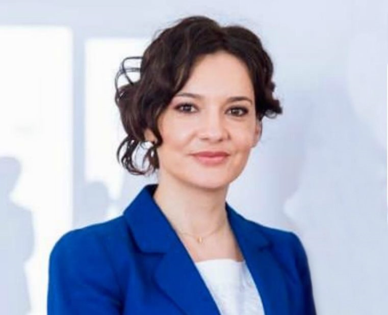 Spiropali shkëputet nga politika, na prezanton me bashkëshortin dhe vajzën (FOTO)