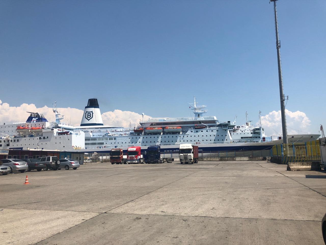 “Zhvat kamionistët duke i lënë në parkim”, reagon Porti i Durrësit (FOTO)