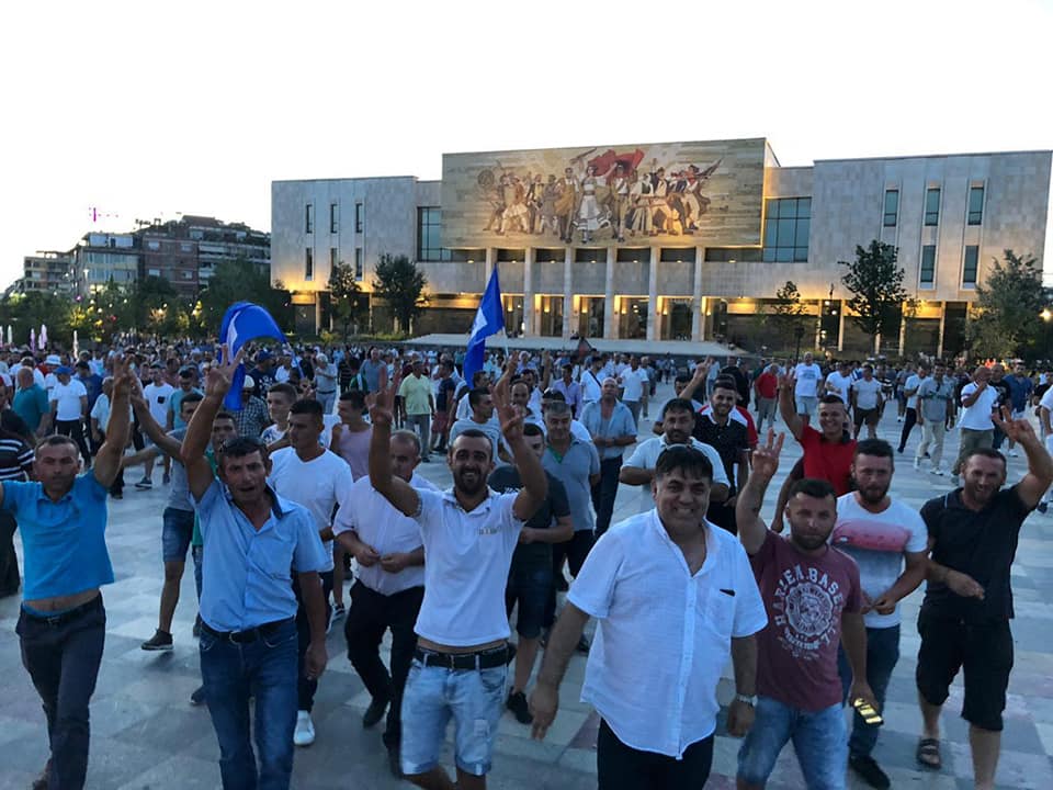 Demokratët e Durrësit në protestë (FOTO)