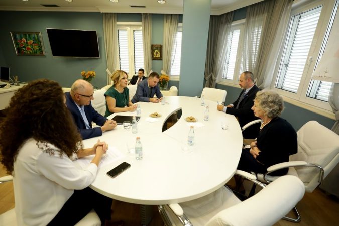 I çoi dosjen Glover, Kryemadhi: 30 qershori, maskarada e fundit!