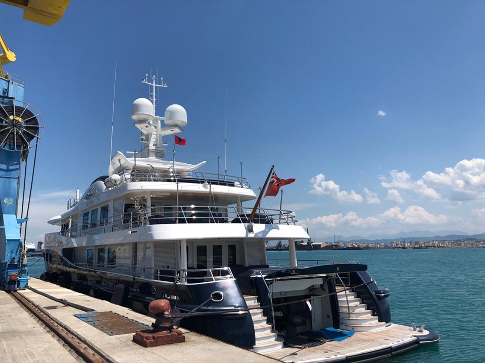 Ankorohet në portin e Durrësit superjahti La Familia