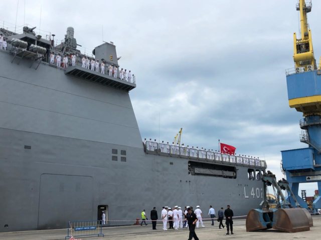 Anija ushtarake turke mbërrin në portin e Durrësit (FOTO)