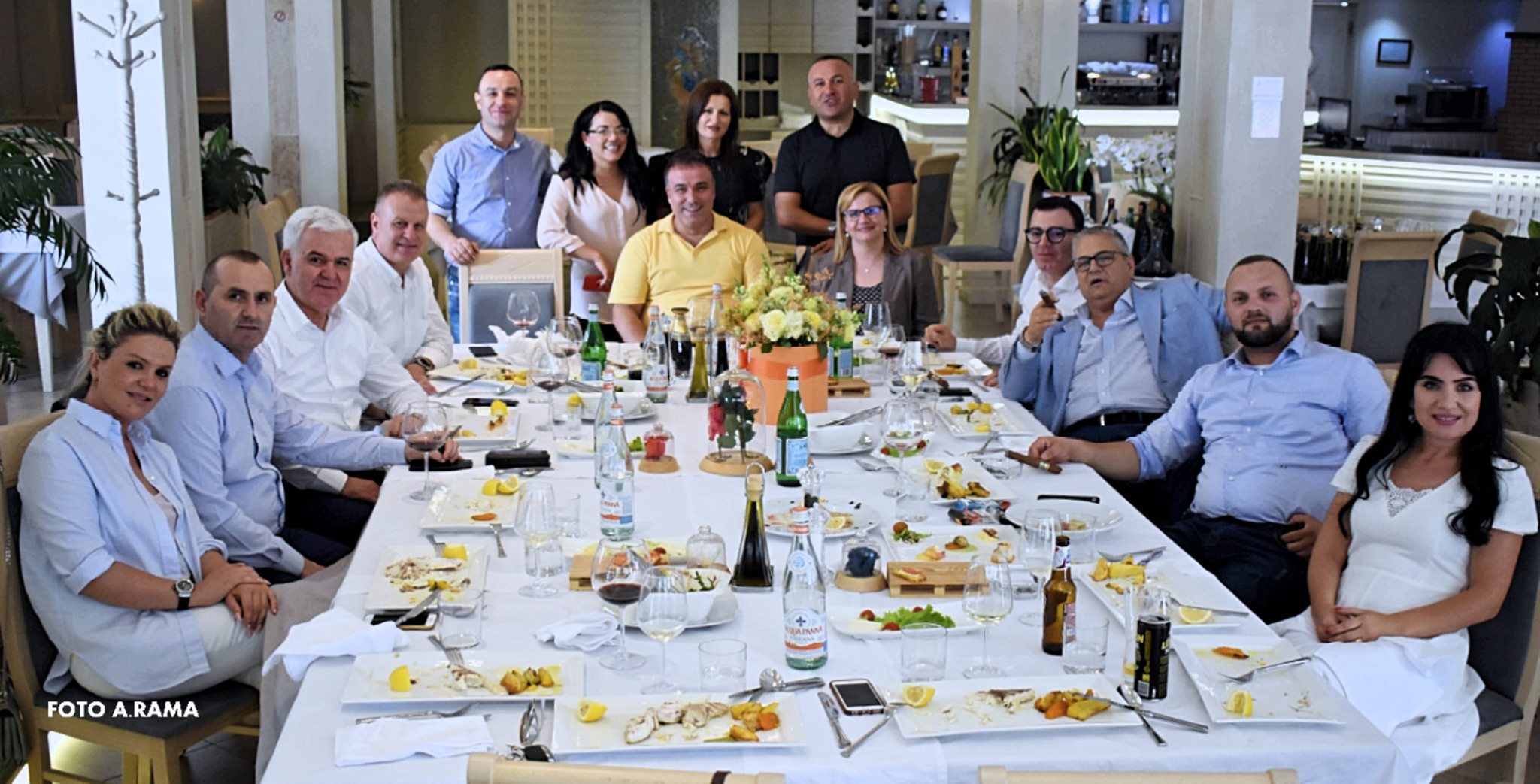 Deputeti i Shijakut feston ditëlindjen mes socialistëve dhe opozitës së re