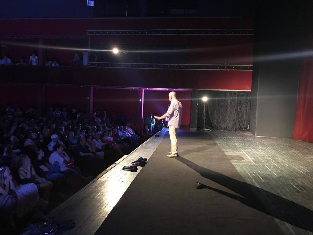 “Ringjallet” Teatri Kombëtar! Aktori Malkaj në lot nga emocionet