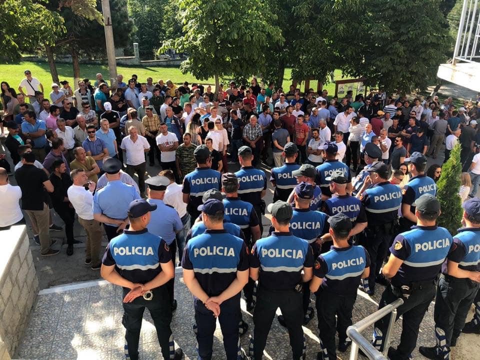 Paloka për Policinë: Edhe pse mbajnë uniformë, janë pjesë e bandës