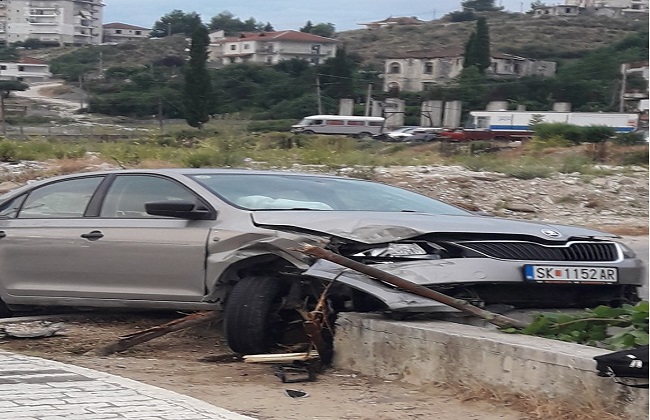 Aksident në aksin Gjirokastër-Tepelenë, përplasen dy makina (FOTO)