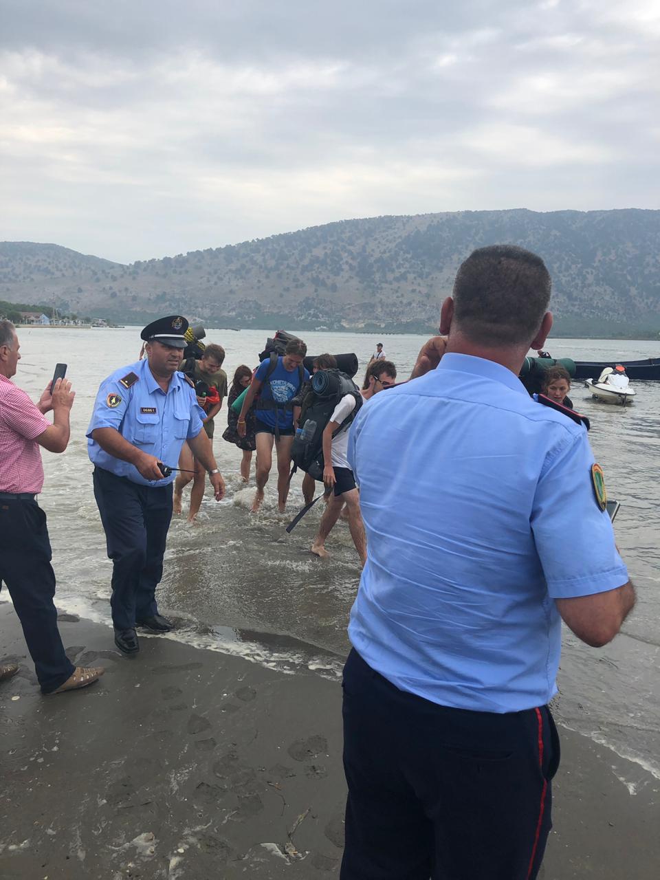 Rrezikuan të mbyten 15 pushues, policia apel: Tregoni kujdes maksimal, deti i trazuar