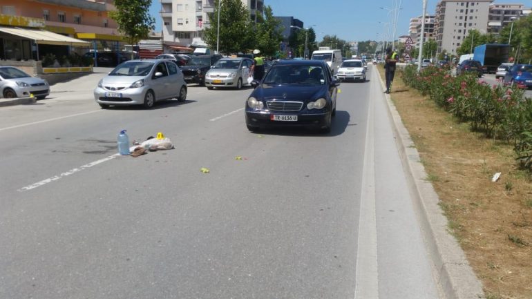 Aksident i rëndë, makina përplas të moshuarën