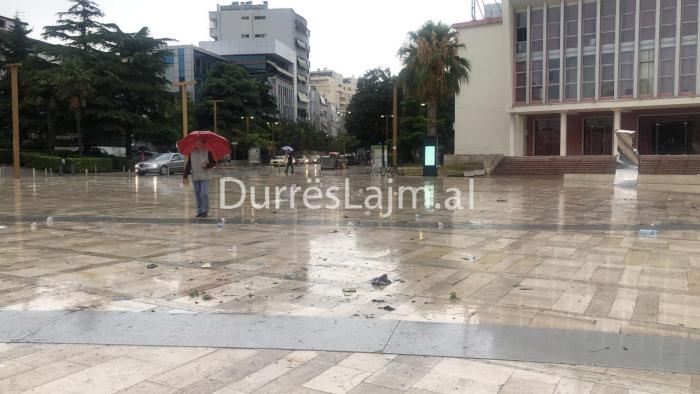 Imazhi i shëmtuar që ofroi pasditen e së martës sheshi kryesor i Durrësit (FOTO)