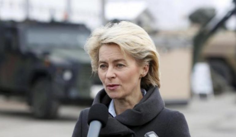 “Supermamaja” me këmishë të bardhë, që vë në resht gjeneralët