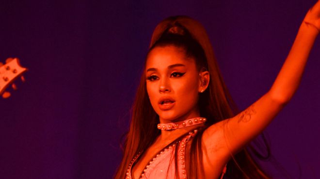 Ariana Grande shpërthen në lot gjatë performancës