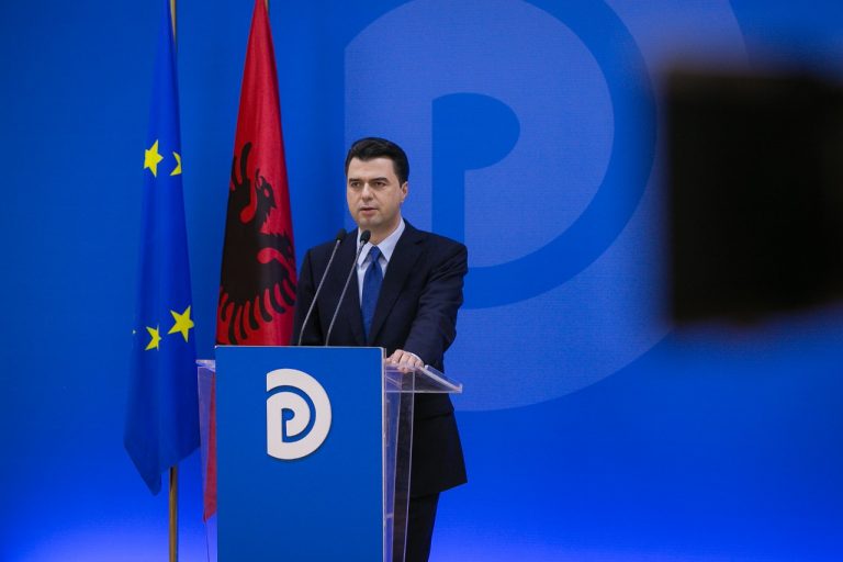 Basha dënon sulmin ndaj Fatos Lubonjës: Të mbrojmë zërat e lirë