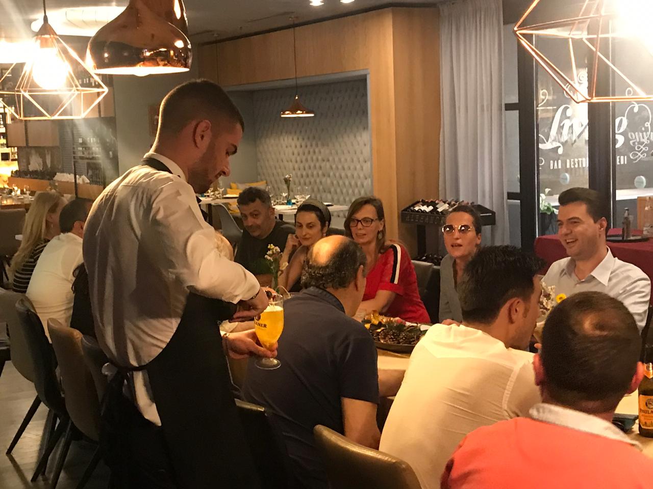 Takimi joformal, Basha me intelektualë e artistë duke pirë birrë