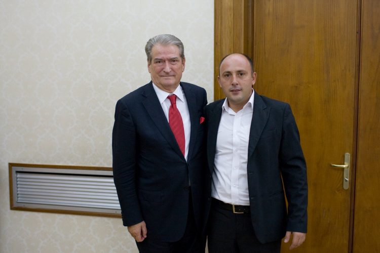 Basha pushon kameramanin e Berishës, pas fotos së Erla Mëhillit me Topallin