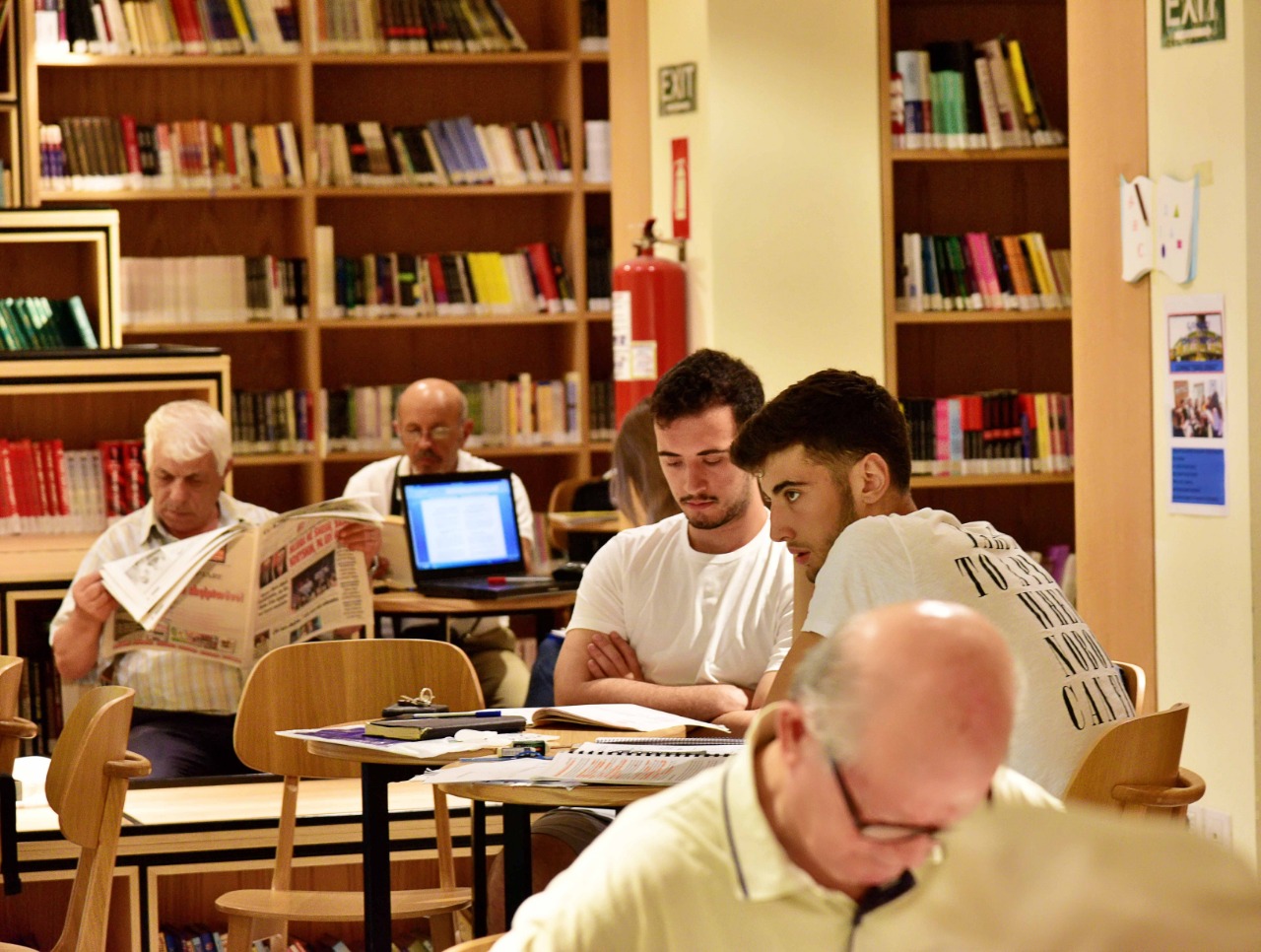 Bibliotekat publike, trendi më i ri i qytetarëve të Tiranës (FOTO)