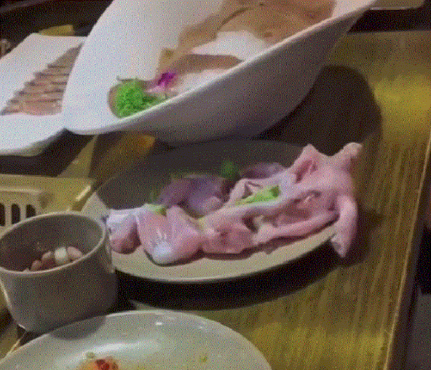 Rrëqethëse/ Po darkonte në restorant, mishi i pulës i lëviz nga pjata dhe zvarritet në tavolinë (VIDEO)