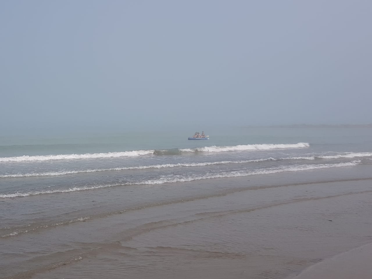 Bregdeti i Durrësit mbulohet nga mjegulla (FOTO)