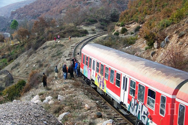Gjendet e vdekur një grua në shinat e trenit
