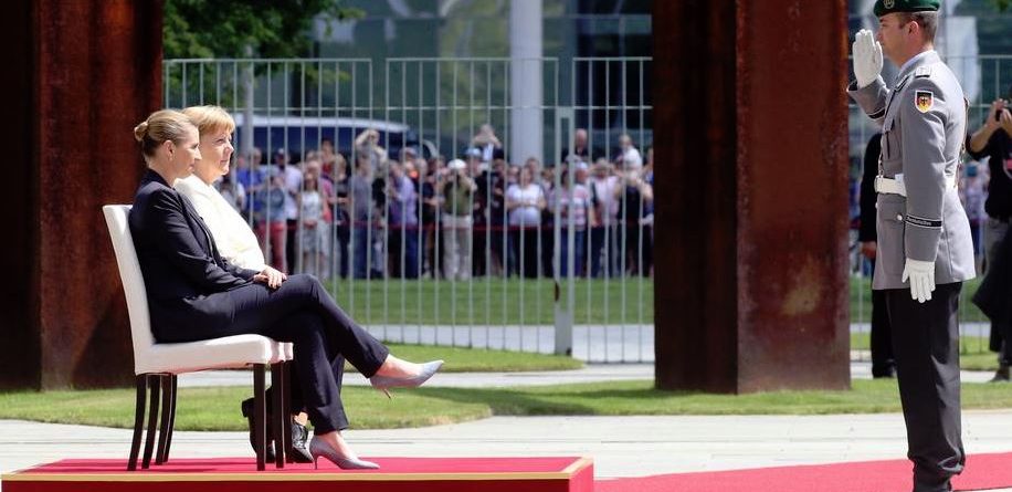 Dridhjet detyrojnë Merkelin të qëndrojë ulur gjatë himnit