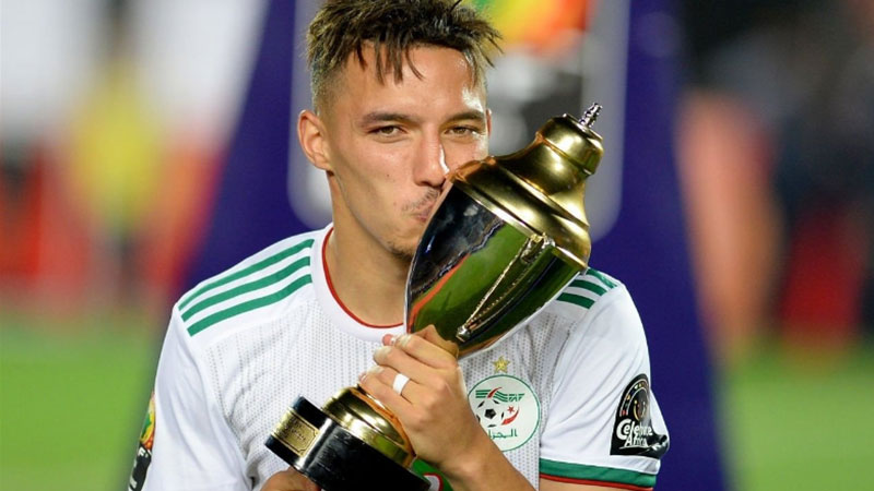 “Mbret” i Afrikës me 3 çmime, Milani mirëpret mesfushorin algjerian