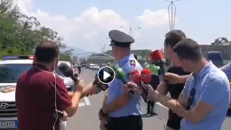 Kreu i Rrugorëve apel shoferëve, por pas shpinës së tij ndodh aksident