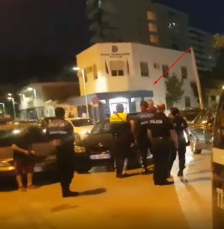 2 persona ndalojnë shoferin me BMW dhe e rrahin në mes të rrugës (FOTO)