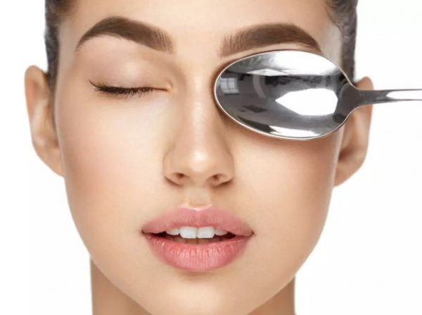 Pesë mënyra si mund të zhdukni sytë e fryrë dhe të dukeni e freskët