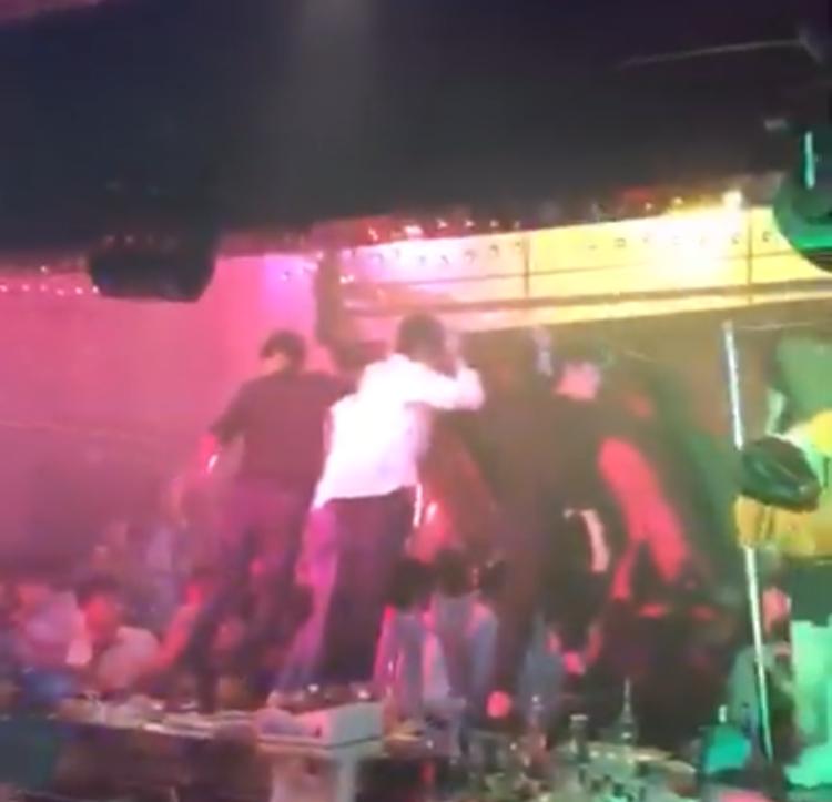 Tragjedi në Kore, shembet ballkoni dhe zë poshtë notaret (VIDEO)