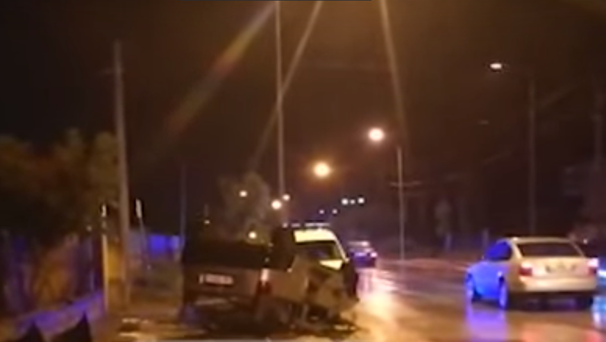 Përplaset me murin dhe me pemën, makina përmbyset. Një i plagosur