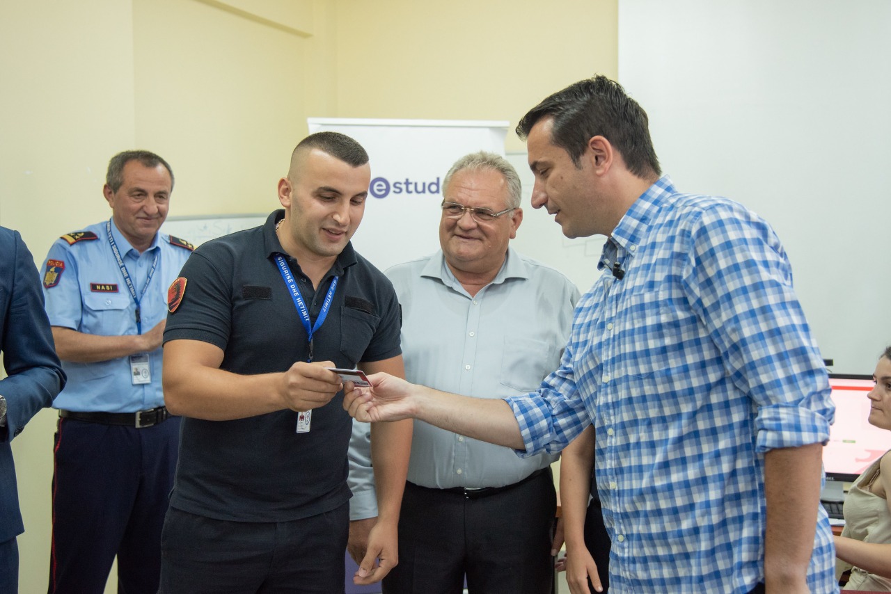 Mbi 20 mijë studentë në Tiranë pajisen me Kartën e Studentit