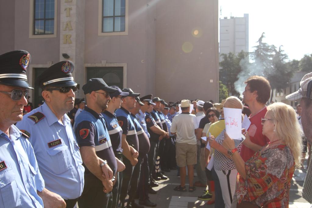 Çfarë po ndodh tek Teatri Kombëtar? (VIDEO+FOTO)