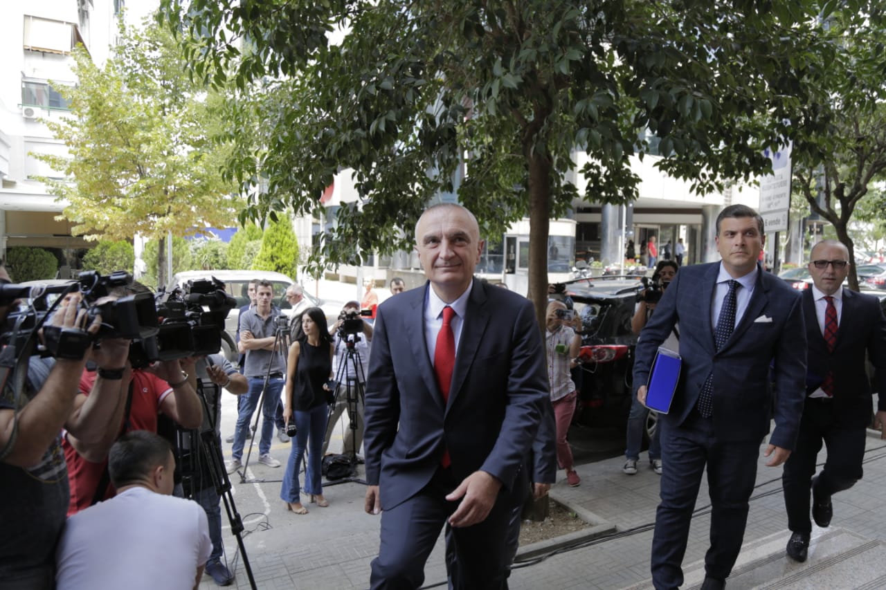 Shembja e Teatrit, Presidenti Meta mbërrin në Kushtetuese