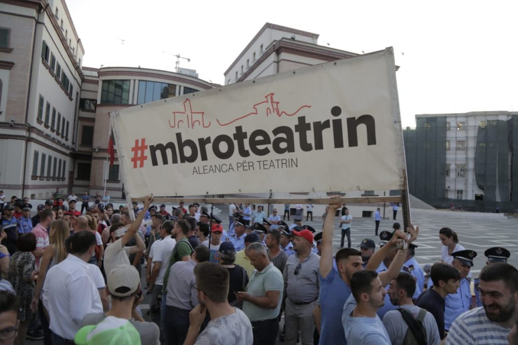 Zëri i Amerikës ‘godet’ Ramën: Pas prishjes së Teatrit Kombëtar fshihet një projekt i paracaktuar