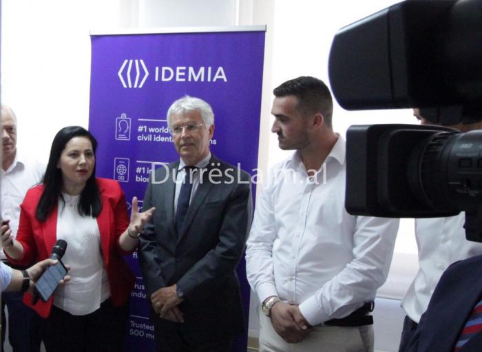 Zyrë e re aplikimi për karta ID e pasaporta në Durrës, Mazrreku pret zv.ministren Voda (VIDEO)