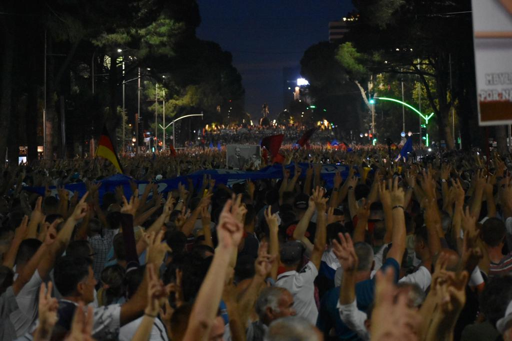 Basha reagon një ditë pas protestës: Shqiptarët, të etur për ndryshim