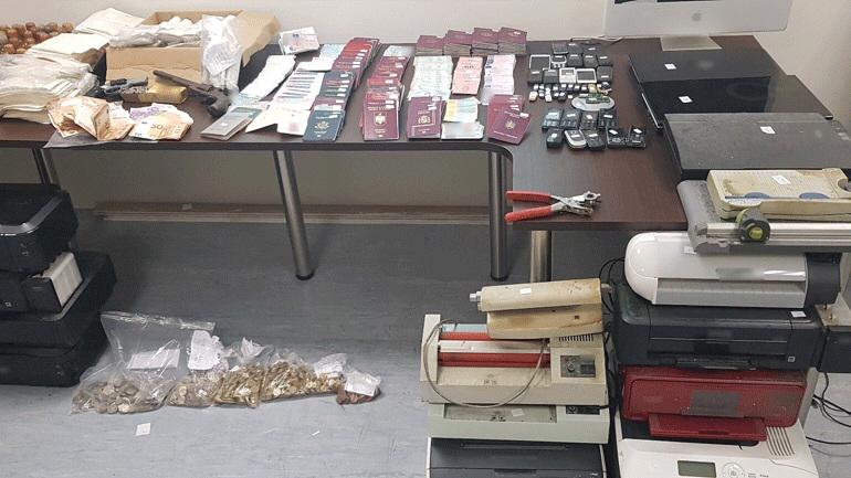 Zbulohet laboratori i falsifikimit të dokumenteve, kapet shqiptari me 3 emra