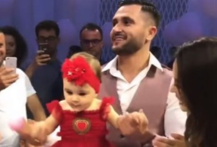 Miqtë e Besit dhe Xhensilës publikojnë video nga ditëlindja e Ajkës, zbulohet fytyra e vogëlushes