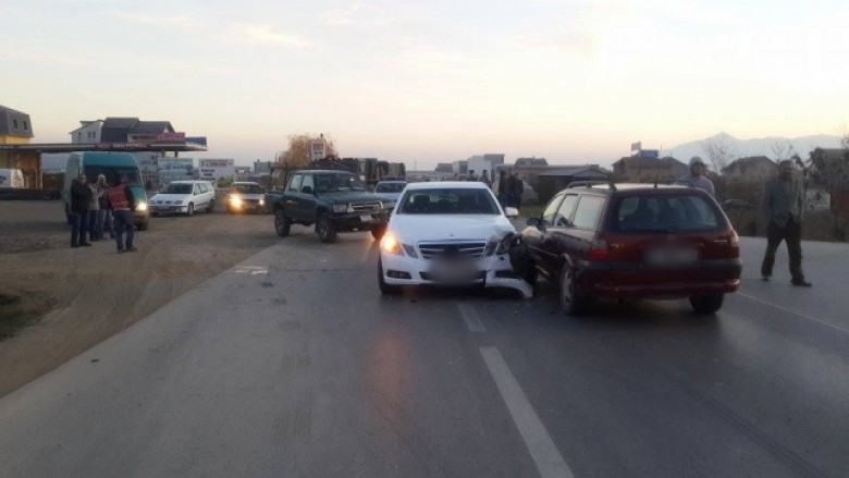 Aksidentohen dy persona, makina humb kontrollin si pasojë e motit të keq