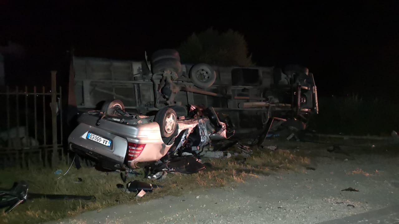 Aksident i frikshëm/ “Benz”-i me shpejtësi merr para kamionin…dalin nga rruga e përmbysen (FOTO)